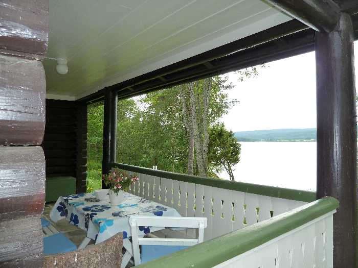 Gemütliche Veranda mit Blick auf den See